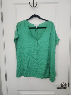 3/$25 Nine West Green V-Neck Short Sleeve Top